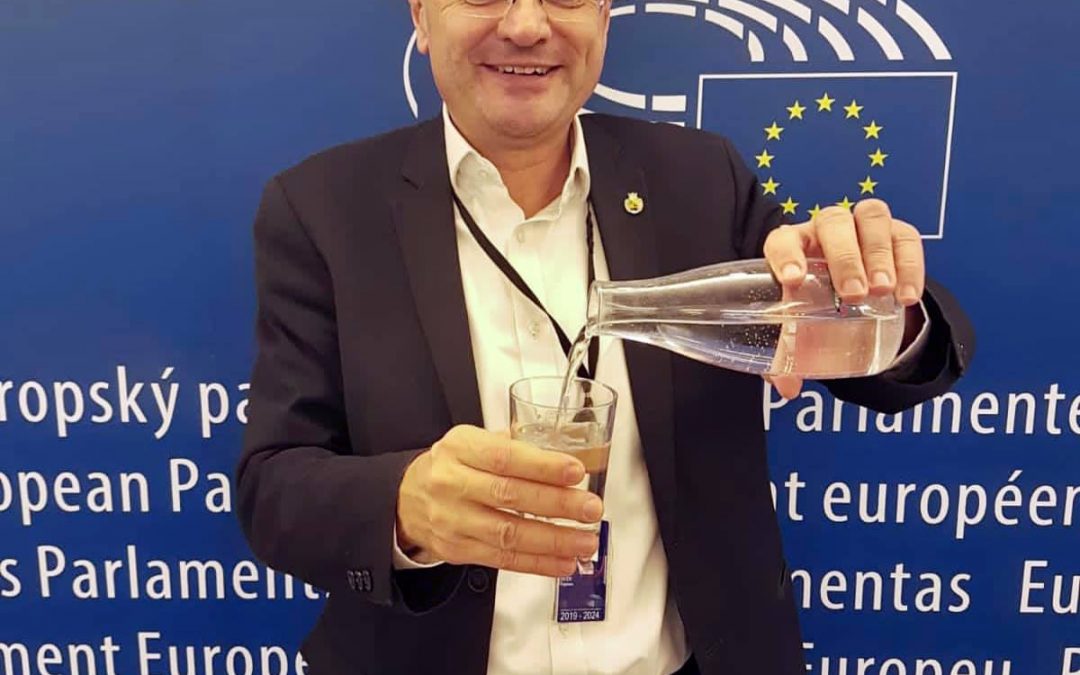 Die Europäische Union macht gute, öffentliche Trinkwasserversorgung ? zum Thema: