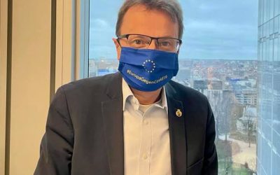 Das Europäische Parlament diskutiert die globale Strategie der EU gegen COVID-19.
