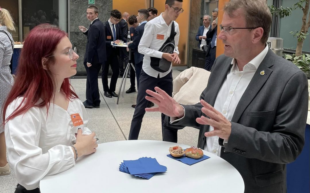 Jugendförderung in Politik und Demokratie bedeutet: Junge Menschen einbinden!