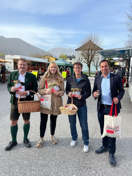 Begegnungen und Gespräche am Wochenmarkt in Ebensee – Redma miteinond!